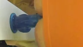 Djevojčica leži u ru ...