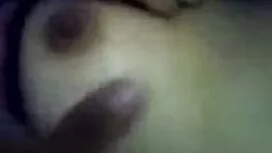 Muškarac se makne ka ...