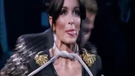 Mlada žena u čarapam ...