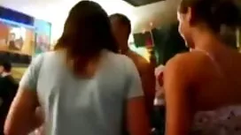 Nekoliko crnaca čeki ...
