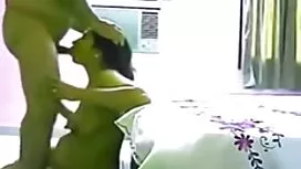 Plavokosa majka u ča ...