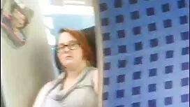 Bujna žena brzo mije ...