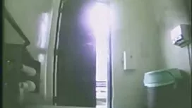Mlada dama širi anal ...