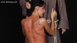 Plavuša s napumpanim ...