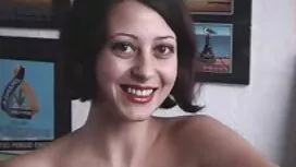 Mlada žena u kratkim ...