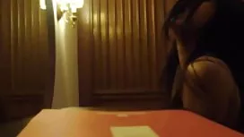 Djevojka u WC-u boru ...