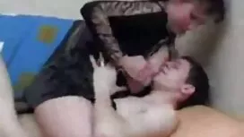 Muškarac sa sinom je ...