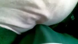 Mladi momak prži prs ...