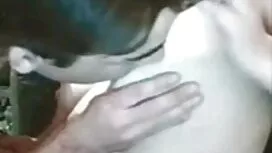 Žena sadi veliko dup ...