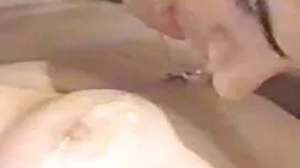 Goli pilići miluju j ...