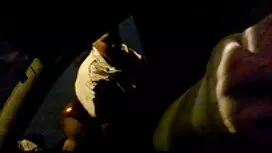 Stariji muškarac bac ...
