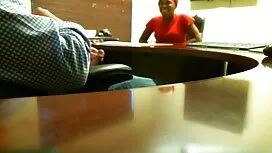 Sjedila je u gaćicam ...