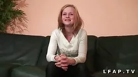 Atraktivna plavuša s ...