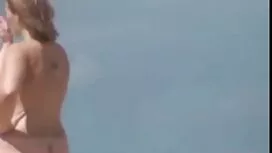 Mršava djevojka u bi ...