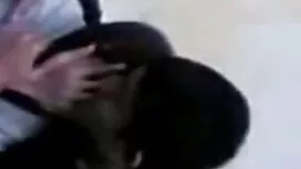 Gola pilić usisava z ...